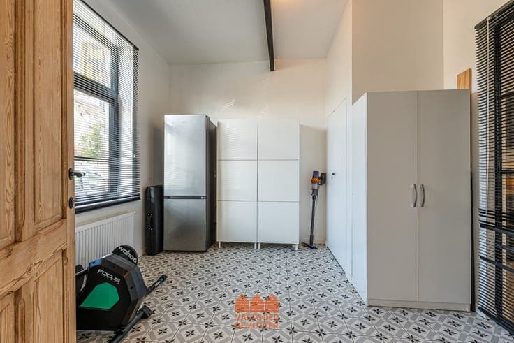 Gerenoveerde woning met 3 slaapkamers, 2 parkeerplaatsen ...