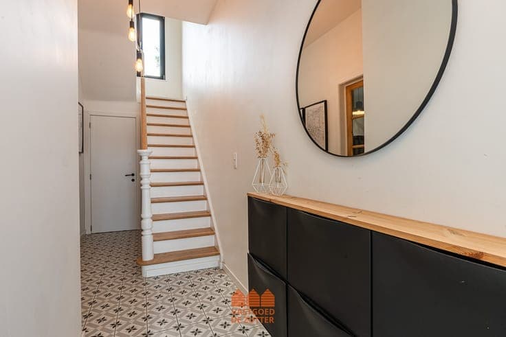Gerenoveerde woning met 3 slaapkamers, 2 parkeerplaatsen ...