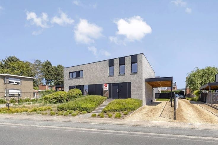 Semi-detached new-build home for sale in the center of Anzeg