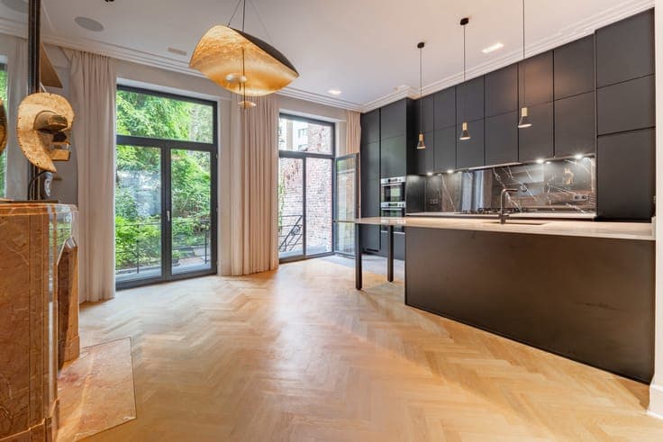 Stylish Family Home with 5 Bedrooms and South-Facing Garden
