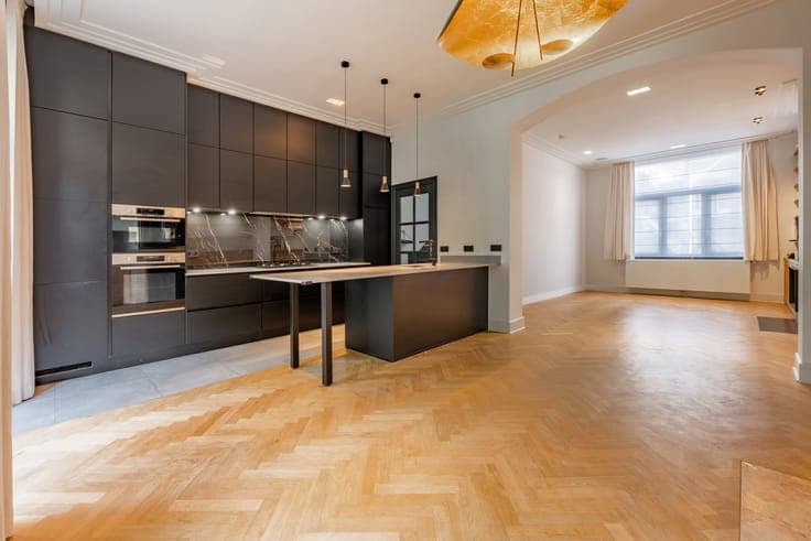 Stylish Family Home with 5 Bedrooms and South-Facing Garden