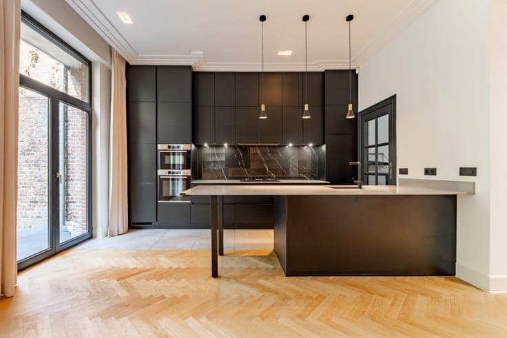 Stylish Family Home with 5 Bedrooms and South-Facing Garden