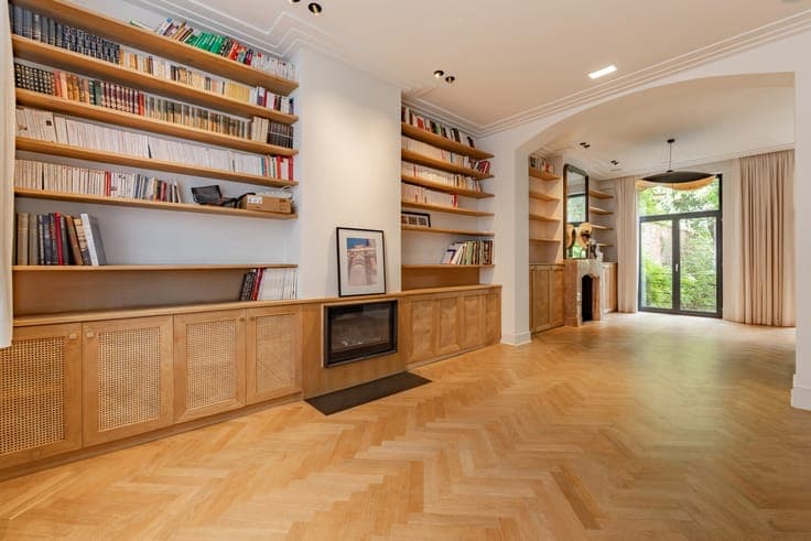 Stylish Family Home with 5 Bedrooms and South-Facing Garden