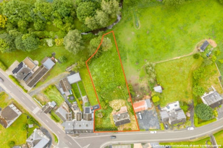 Detached house in Léglise with building plot