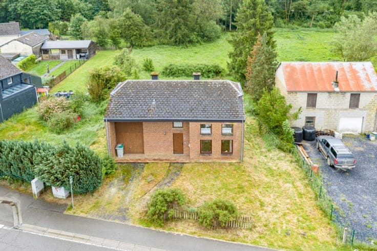 Detached house in Léglise with building plot