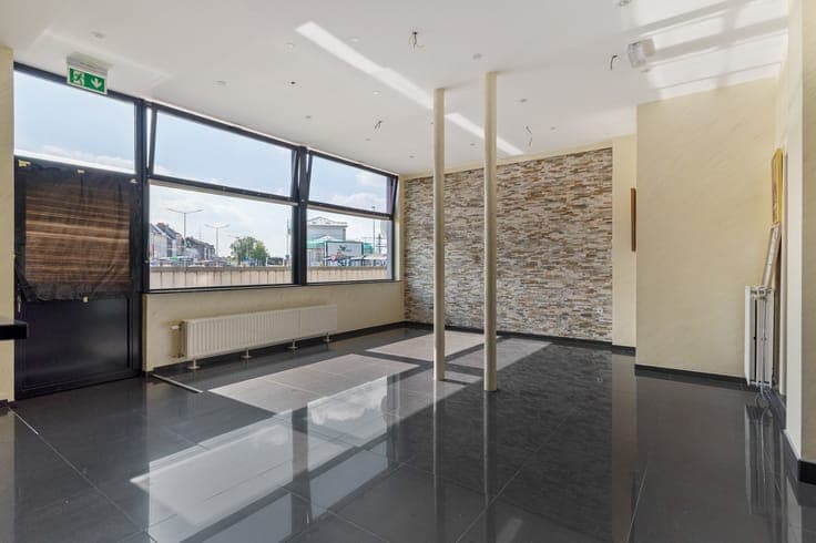 Ruime woning met handelsgelijkvloers op centrale locatie ...