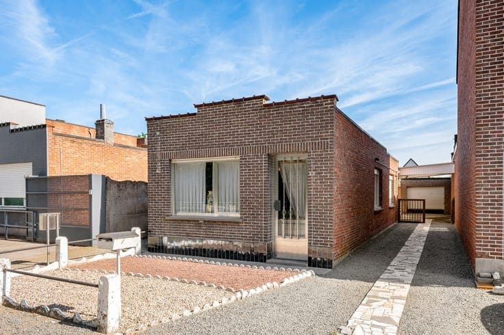 Te renoveren laagbouwwoning met garage, atelier en tuin o...