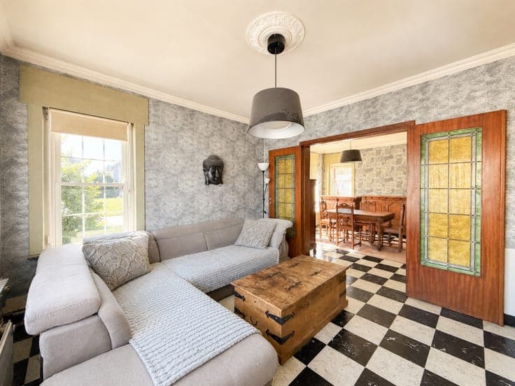 Te koop, Te moderniseren gezinswoning met open zicht te N...