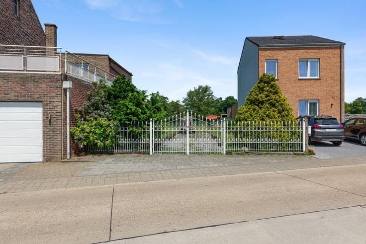 OP TE FRISSEN GEZINSWONING MET UITZONDERLIJK VEEL RUIMTE ...