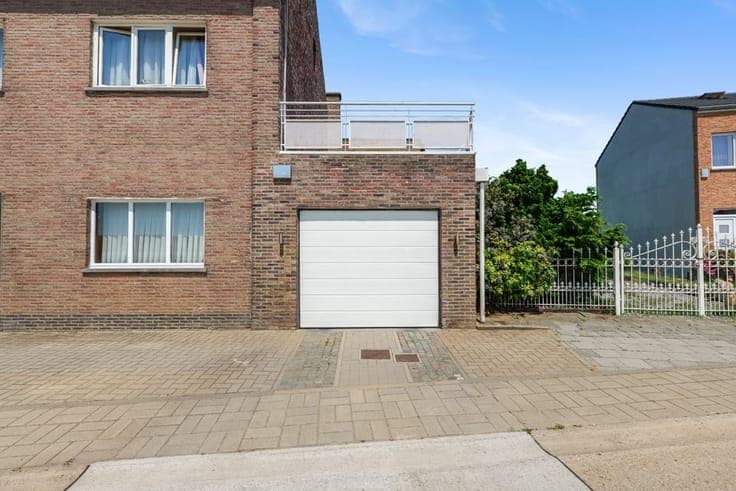 OP TE FRISSEN GEZINSWONING MET UITZONDERLIJK VEEL RUIMTE ...
