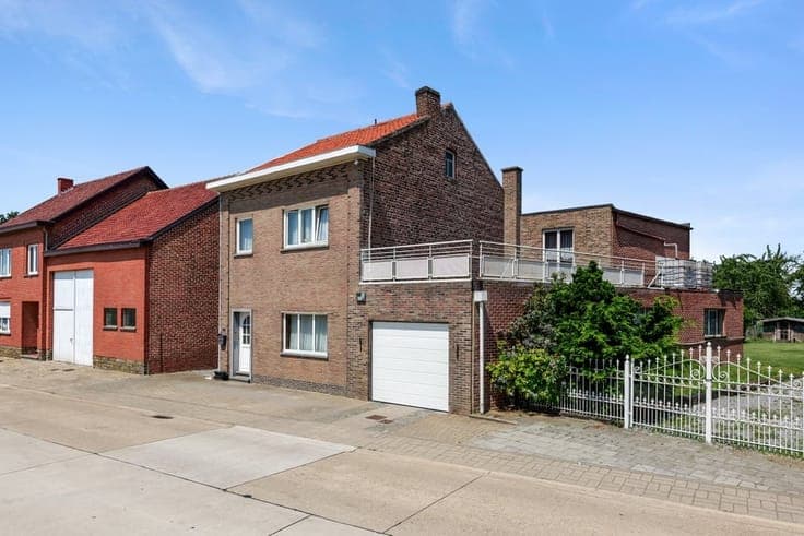 OP TE FRISSEN GEZINSWONING MET UITZONDERLIJK VEEL RUIMTE ...