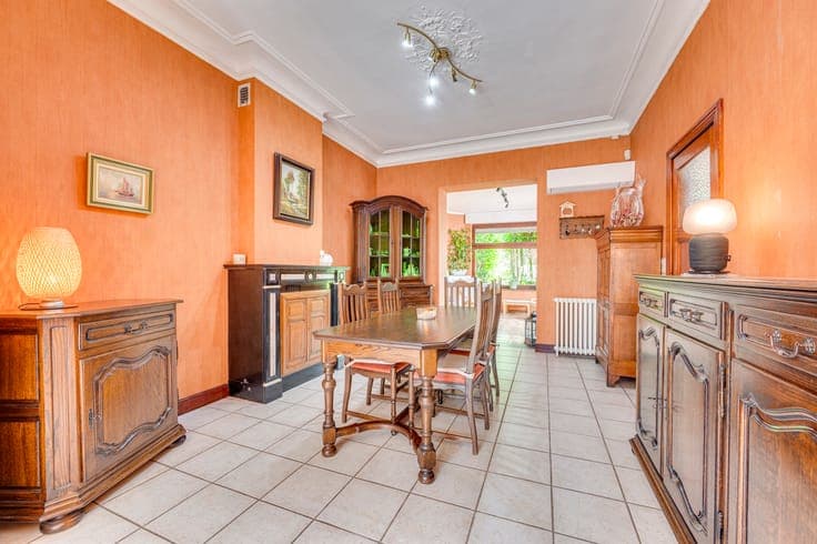 Spacious 5-bedroom house with a lovely garden in Loncin