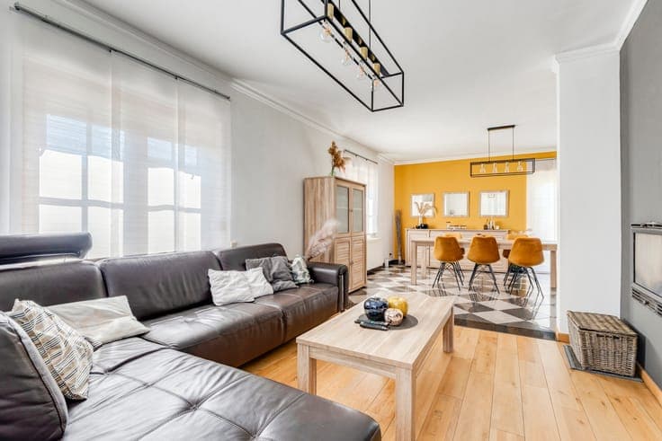 Beautifully maintained 3-bedroom house with garage and garde