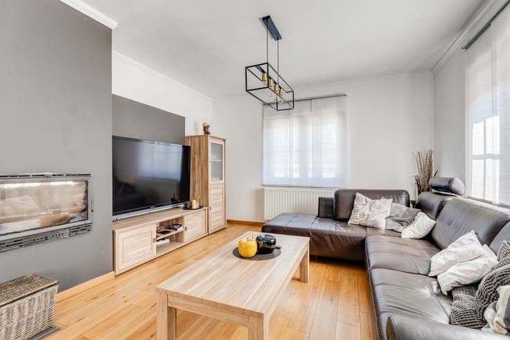 Beautifully maintained 3-bedroom house with garage and garde