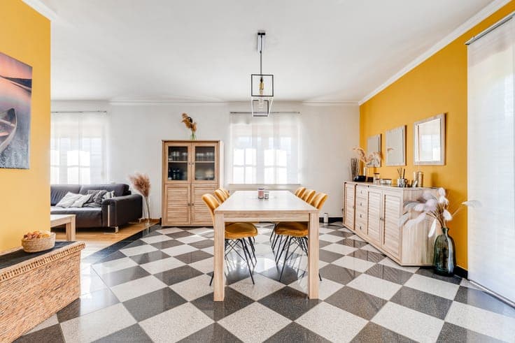 Beautifully maintained 3-bedroom house with garage and garde