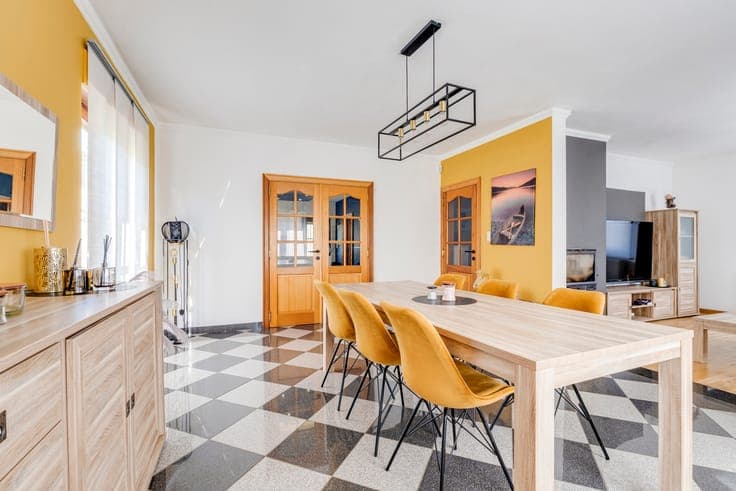 Beautifully maintained 3-bedroom house with garage and garde