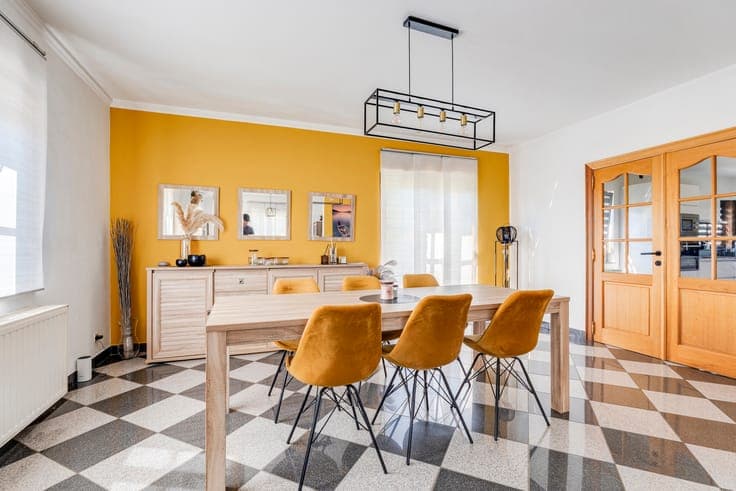 Beautifully maintained 3-bedroom house with garage and garde