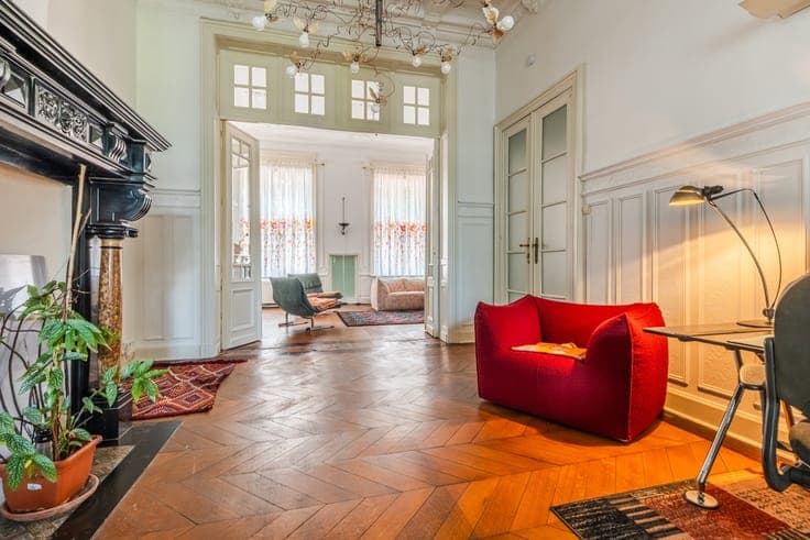 Stately townhouse with exceptional garden, garage and EPC D