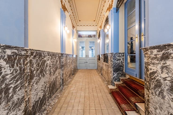 Stately townhouse with exceptional garden, garage and EPC D