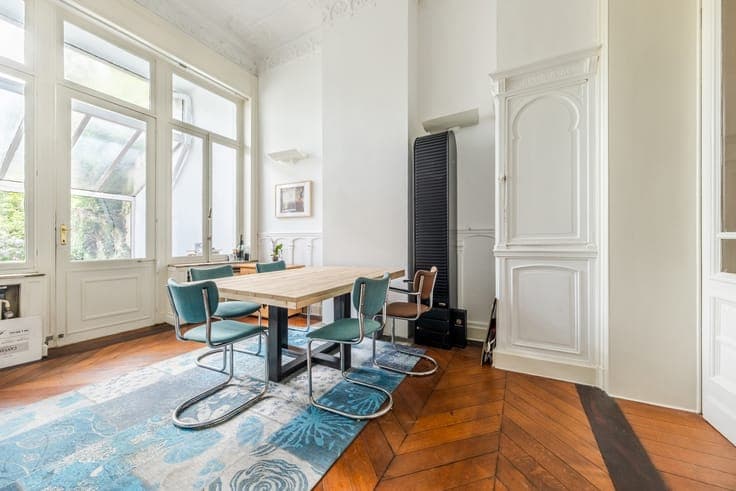 Stately townhouse with exceptional garden, garage and EPC D