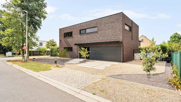 Stylish detached low-energy home with 3 bedrooms and an int