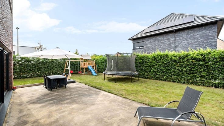 Stylish detached low-energy home with 3 bedrooms and an int