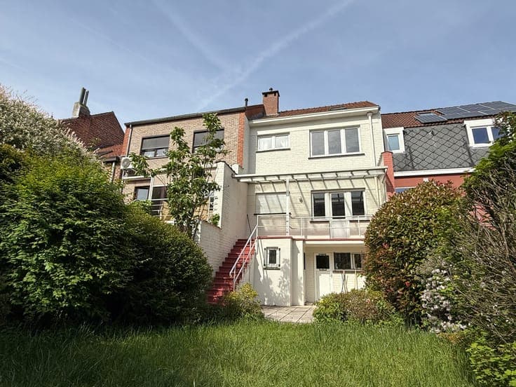 3 bdr house with garage and garden