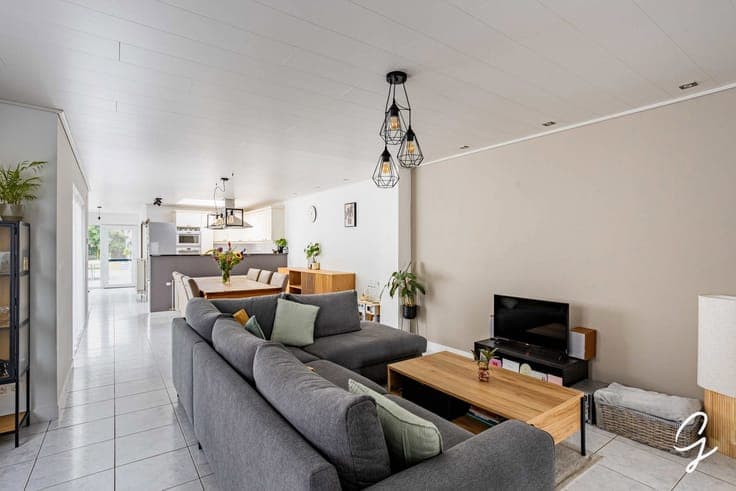 Move-in-ready semi-detached home with beautiful garden
