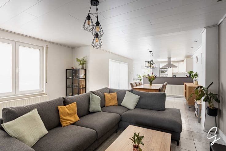 Move-in-ready semi-detached home with beautiful garden