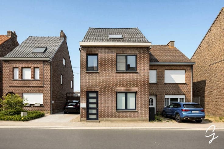 Move-in-ready semi-detached home with beautiful garden