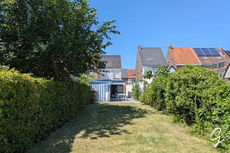 Move-in-ready semi-detached home with beautiful garden