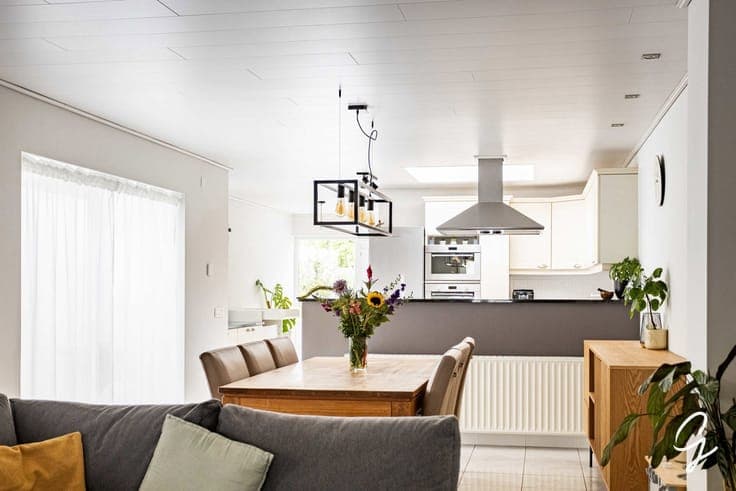 Move-in-ready semi-detached home with beautiful garden