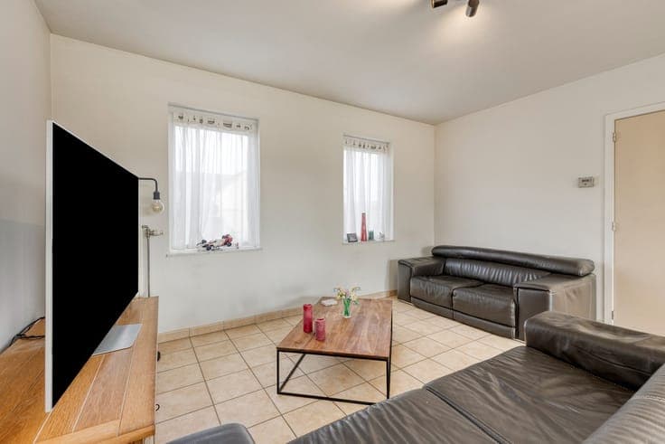 INSTAPKLARE VRIJSTAANDE WONING MET GARAGE EN GROTE TUIN