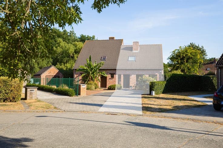 Semi-detached house with a garage in a residential neighborh
