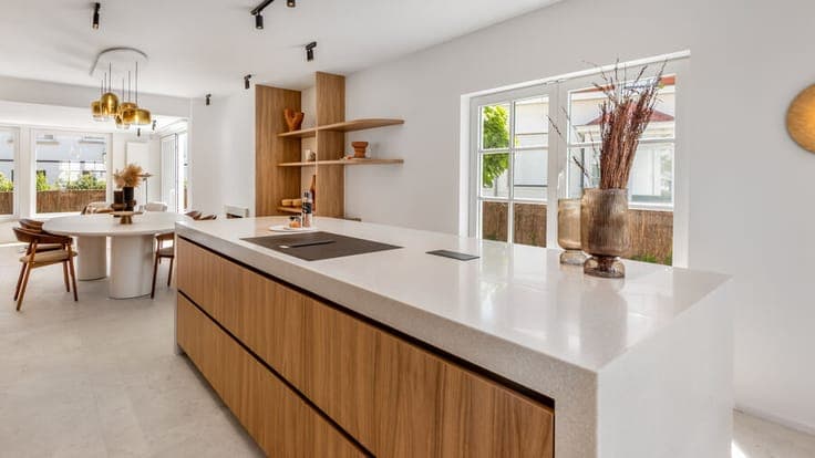 Fully renovated high-end villa located 100 meters from the b