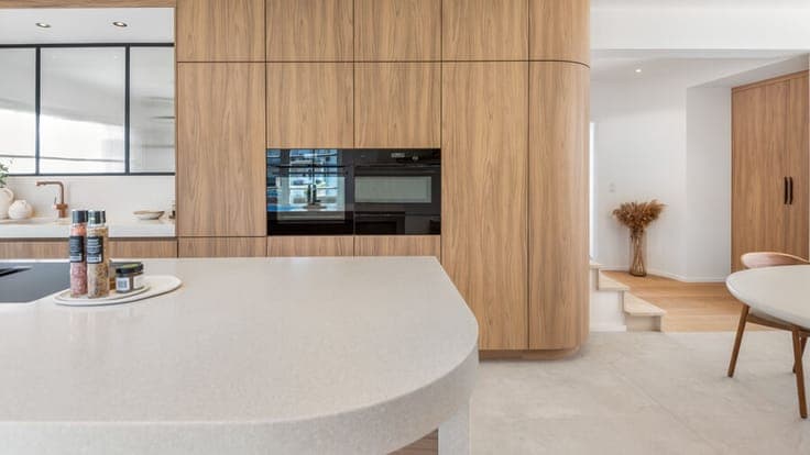 Fully renovated high-end villa located 100 meters from the b