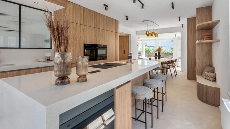 Fully renovated high-end villa located 100 meters from the b