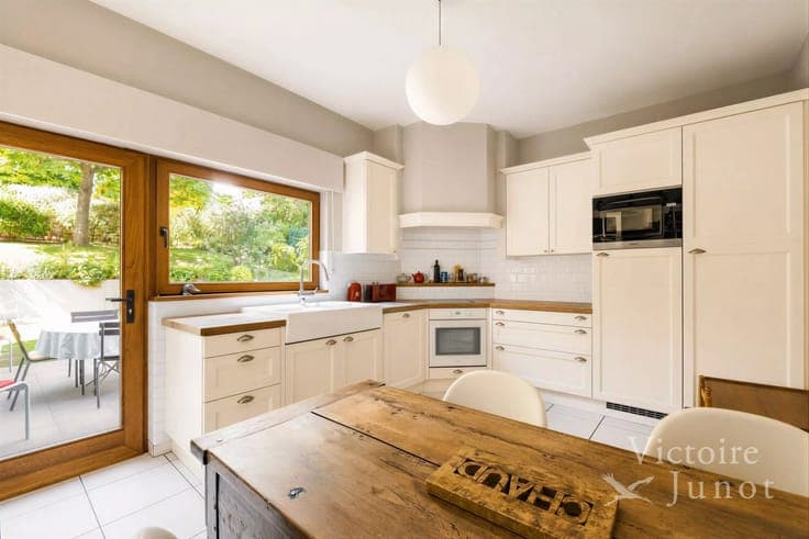 Villa in excellent condition located in a residential neighb