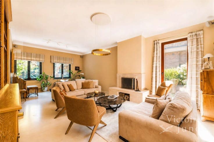 Villa in excellent condition located in a residential neighb