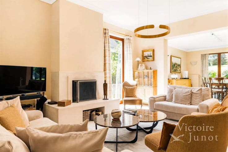 Villa in excellent condition located in a residential neighb