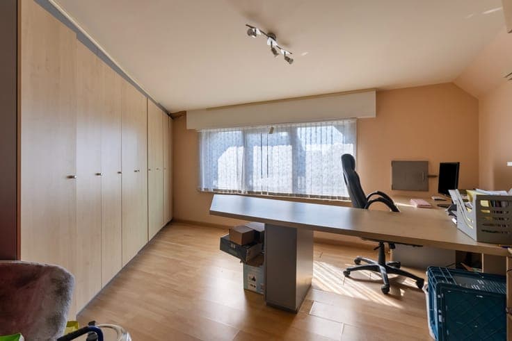 Verrassend ruime woning (4 slaapkamers) met loods , op 98...