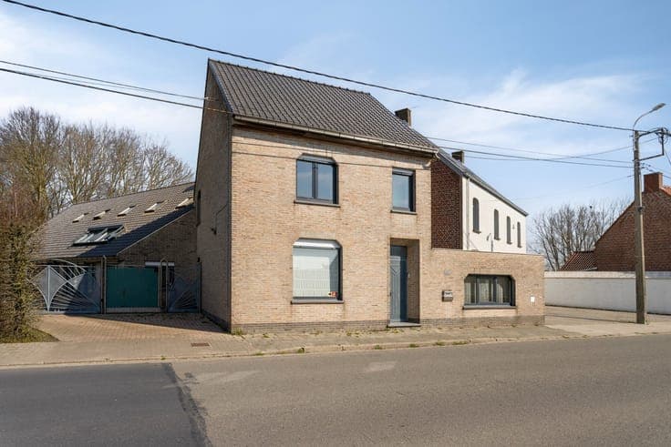 Verrassend ruime woning (4 slaapkamers) met loods , op 98...