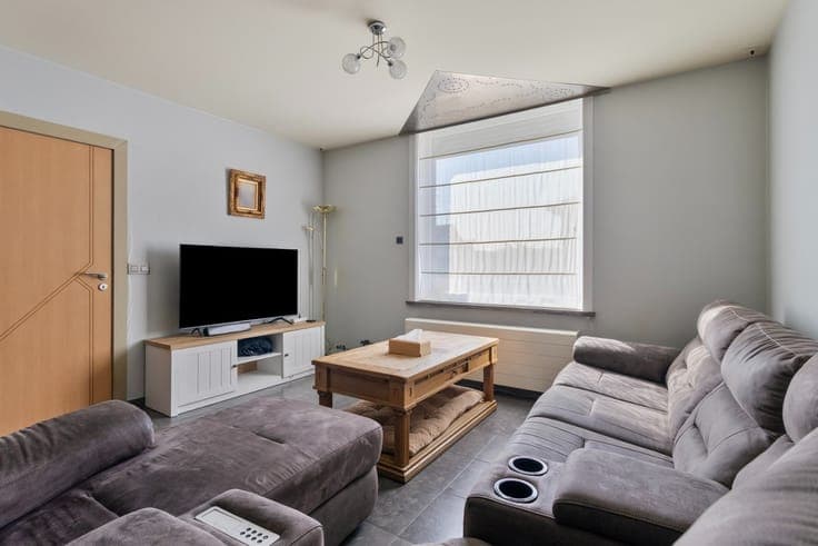 Verrassend ruime woning (4 slaapkamers) met loods , op 98...