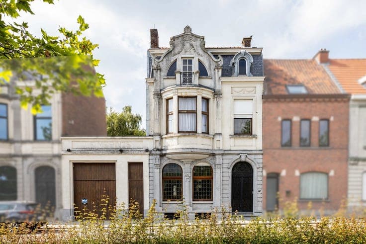Unique Art Deco Residence with 800 m² Workshop and garden