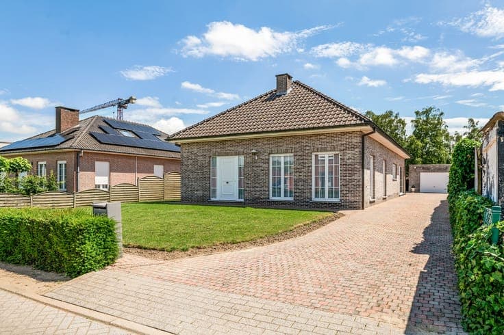 Laagbouw met 2 slpkrs en aparte garage in Heist-op-den-Berg