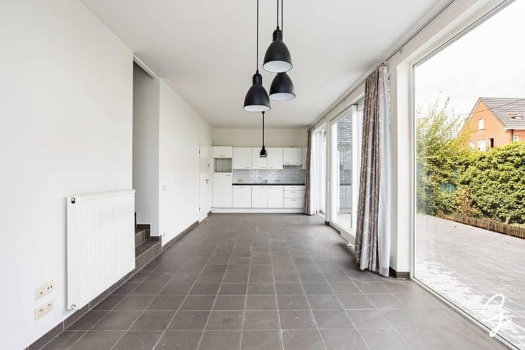 Bright, move-in ready home (2010) with spacious terrace