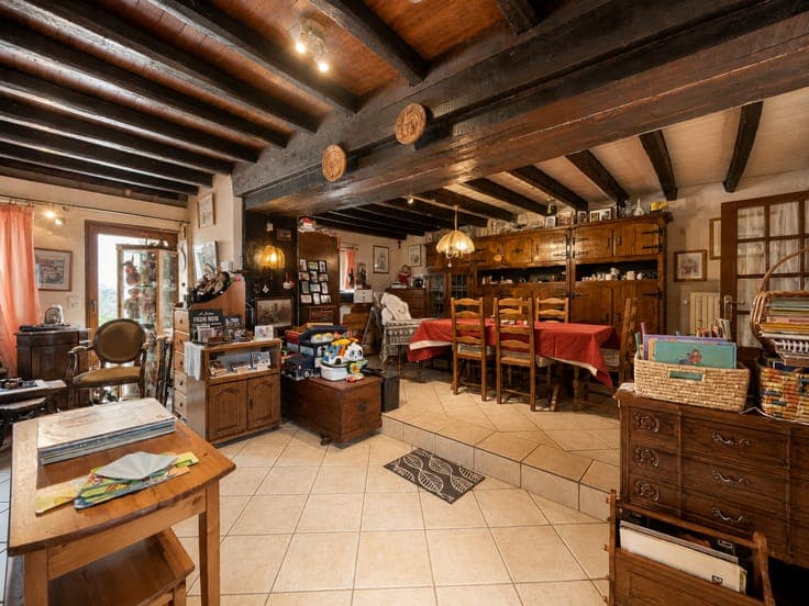 Charming 3-storey house with 4 bedrooms and a garden!
