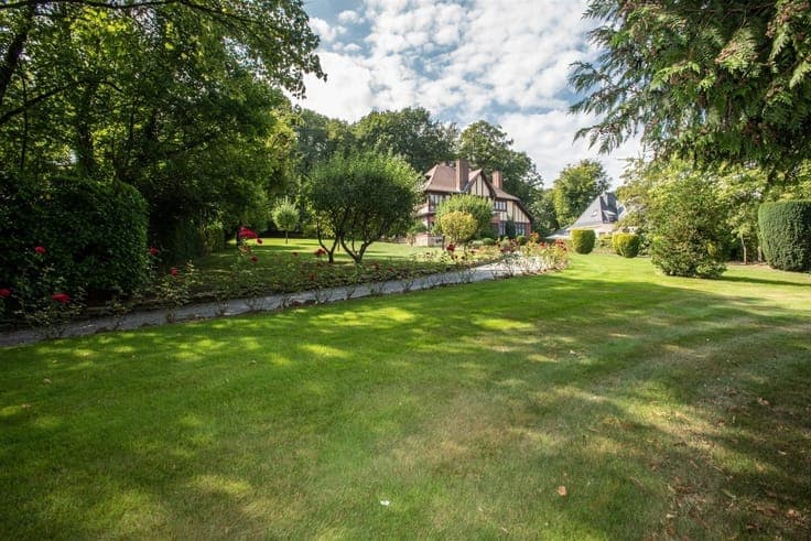 RARE propriété dans un parc arboré de +/- 65a