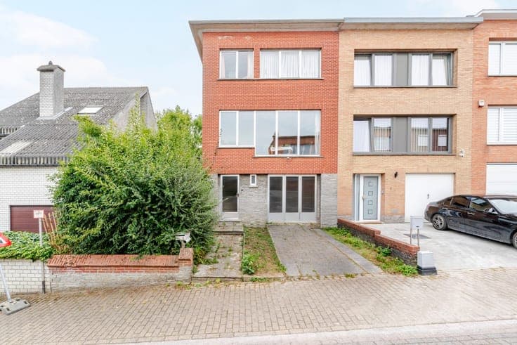 Semi-detached house in quiet Nossegem street