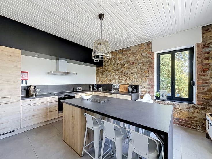 2 habitations, un entrepôt et une salle à vendre à Ferrières